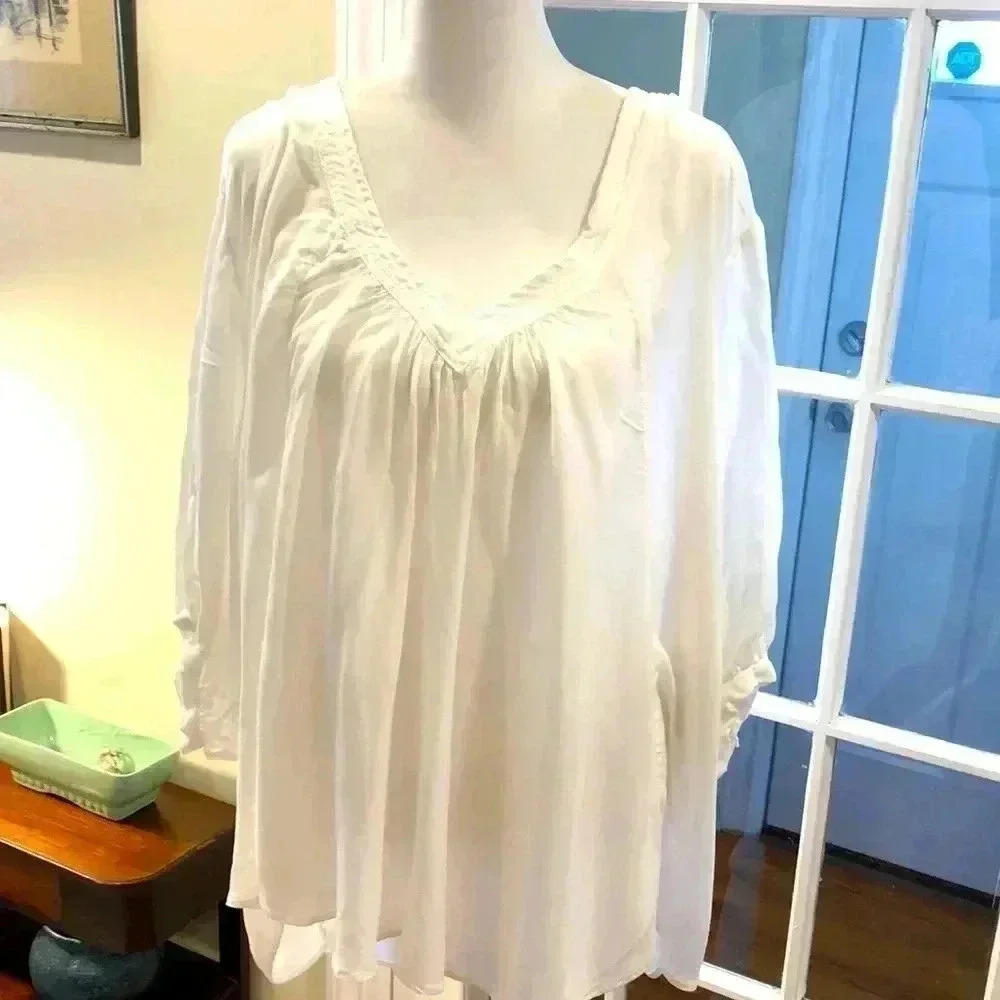 Free People rayon v-neck shirt sleeve pullover top.  Size XS